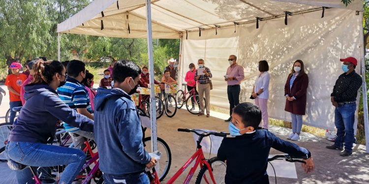 ENTREGA DE APOYOS CON EL PROGRAMA UNA BICI CON RUMBO