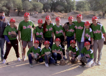 ENTREGA DE UNIFORMES A EQUIPO DE BEISBOL INFANTIL