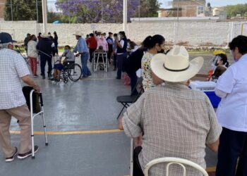 SE CONTINÚA CON LAS VACUNACIONES  EN VILLA DE REYES Y COMUNIDADES A ADULTOS MAYORES