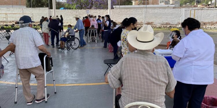 SE CONTINÚA CON LAS VACUNACIONES  EN VILLA DE REYES Y COMUNIDADES A ADULTOS MAYORES