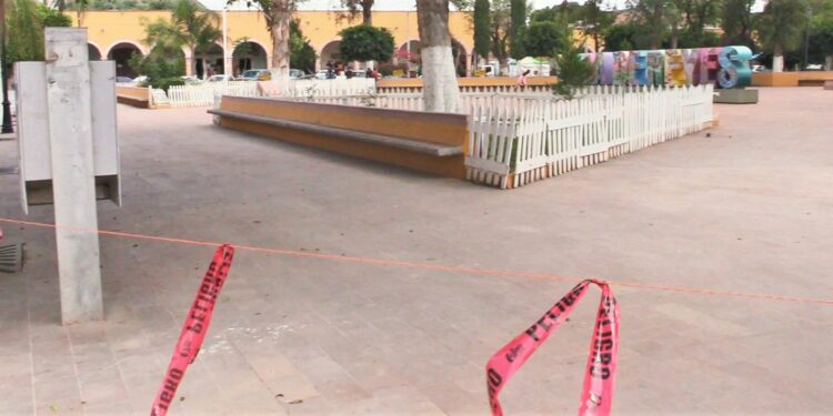 RESTRINGIDO EL ACCESO AL JARDÍN PRINCIPAL PARA EVITAR AGLOMERACIONES ANTE SEMÁFORO NARANJA.