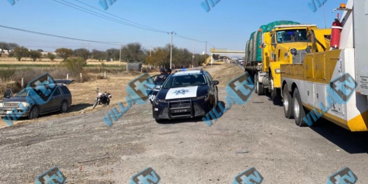 TRÁNSITO MUNICIPAL DE VILLA DE REYES HACE CASO OMISO DE SU JURISDICCIÓN Y SE LLEVA DOS VEHÍCULOS A UNA PENSIÓN.