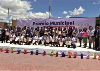 GOBIERNO MUNICIPAL ENTREGA PRESEAS A JÓVENES DESTACADOS