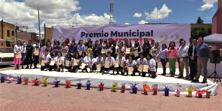 GOBIERNO MUNICIPAL ENTREGA PRESEAS A JÓVENES DESTACADOS