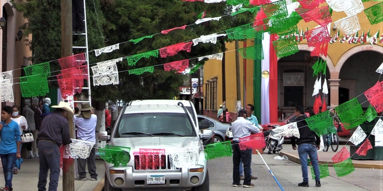 MÁS DE TRES MIL BANDERINES TRICOLOR ADORNARÁN EL PRIMER CUADRO DE VILLA DE REYES