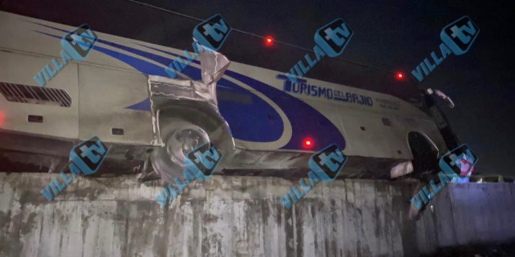 UNA PERSONA MUERTA EN CHOQUE DE AUTOBÚS DE PASAJEROS EN VILLA DE REYES