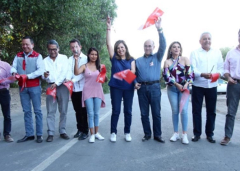 Alcalde Enrique Galindo entrega la pavimentación de avenida Josefa Ortiz “que le cambia la vida a la gente” del norte de SLP
