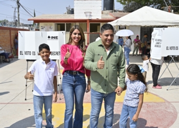 GOBERNADOR DE SAN LUIS POTOSÍ ACUDE A VOTAR