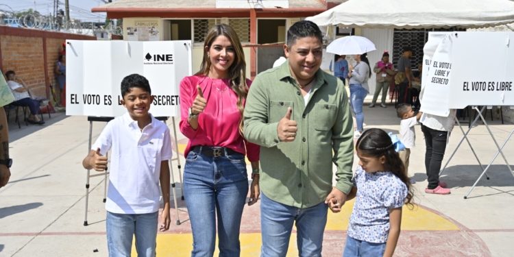 GOBERNADOR DE SAN LUIS POTOSÍ ACUDE A VOTAR