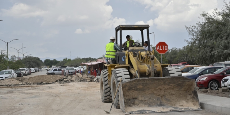 RICARDO GALLARDO SUPERVISA OBRAS DE ACCESO A CLÍNICA 50 DEL IMSS
