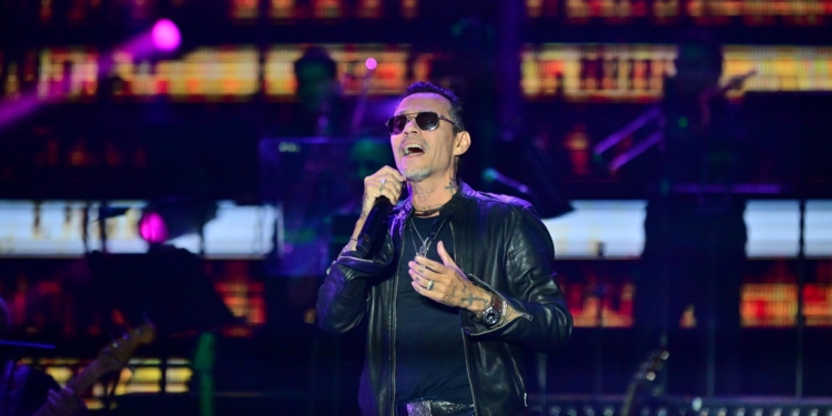 ENCIENDE MARC ANTHONY UN ABARROTADO TEATRO DEL PUEBLO