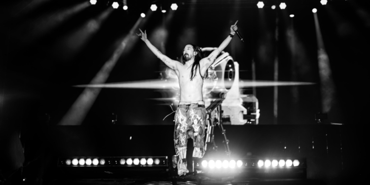 CONCIERTO INTERNACIONAL DE STEVE AOKI VISTE DE COLOR AL TEATRO DEL PUEBLO