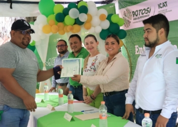ENTREGA EJECUTIVO ESTATAL MÁS DE 700 CONSTANCIAS DEL ICAT EN LA HUASTECA