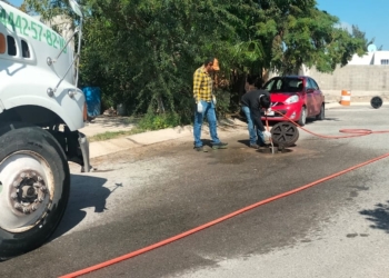 EN APOYO A FAMILIAS, GOBIERNO ESTATAL DESAZOLVA DRENAJES EN CIUDAD SATÉLITE