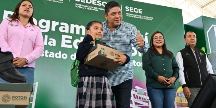 RICARDO GALLARDO LLEVA APOYOS EDUCATIVOS A SANTA MARÍA DEL RÍO