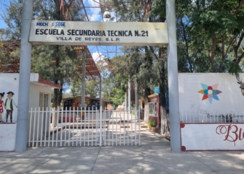 LLEGAN LIBROS DE TEXTO COMPLETOS A LA SECUNDARIA TÉCNICA NO. 21 EN VILLA DE REYES