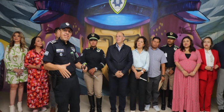 ALCALDE ENRIQUE GALINDO ENTREGA CHALECOS BALÍSTICOS A ELEMENTOS DE LA SECRETARÍA DE SEGURIDAD Y PROTECCIÓN DE LA CAPITAL