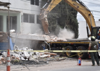 ESTADO SUPERVISA DEMOLICIÓN DE VIVIENDA AFECTADA EN ACCIDENTE VEHICULAR