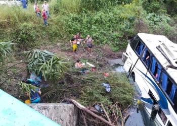 CUERPOS DE EMERGENCIA ATIENDEN VOLCADURA DE AUTOBÚS DE TURISMO EN EL TRAMO LA HINCADA-El NARANJO
