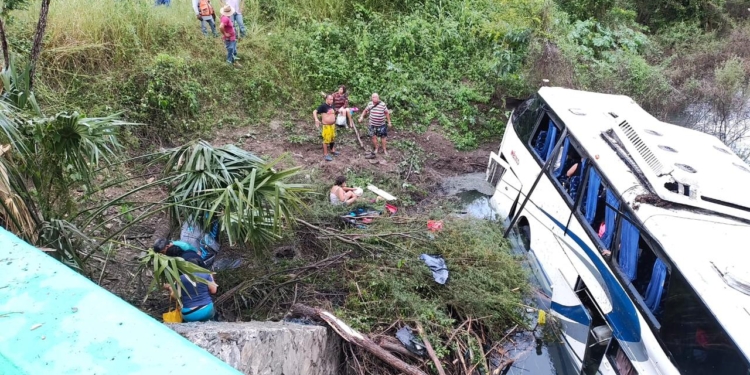CUERPOS DE EMERGENCIA ATIENDEN VOLCADURA DE AUTOBÚS DE TURISMO EN EL TRAMO LA HINCADA-El NARANJO