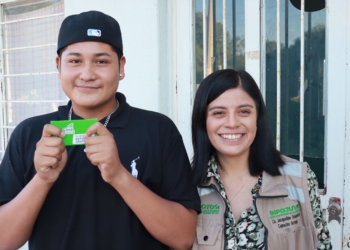 GOBIERNO ESTATAL ENTREGA MÁS CHIPS DE INTERNET GRATUITO A JÓVENES POTOSINOS