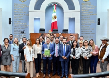 GOBIERNO ESTATAL ENTREGA DOCUMENTO DEL TERCER INFORME DE RESULTADOS AL CONGRESO