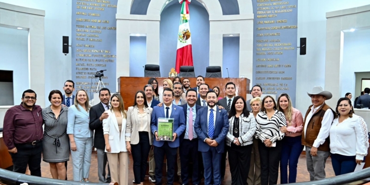 GOBIERNO ESTATAL ENTREGA DOCUMENTO DEL TERCER INFORME DE RESULTADOS AL CONGRESO