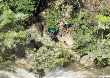 CUERPOS DE EMERGENCIA RESCATAN A PERSONA QUE CAYÓ DE TIROLESA EN LA HUASTECA