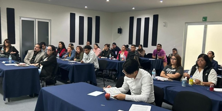 EL ESTADO Y EL COLEGIO DE NOTARIOS CAPACITAN A PERSONAL DEL IRC