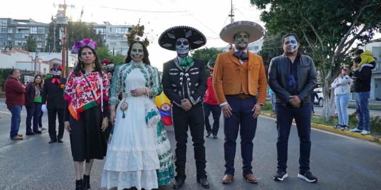 MONUMENTAL DESFILE DE XANTOLO EN TU CIUDAD CONQUISTA A POTOSINOS Y VISITANTES