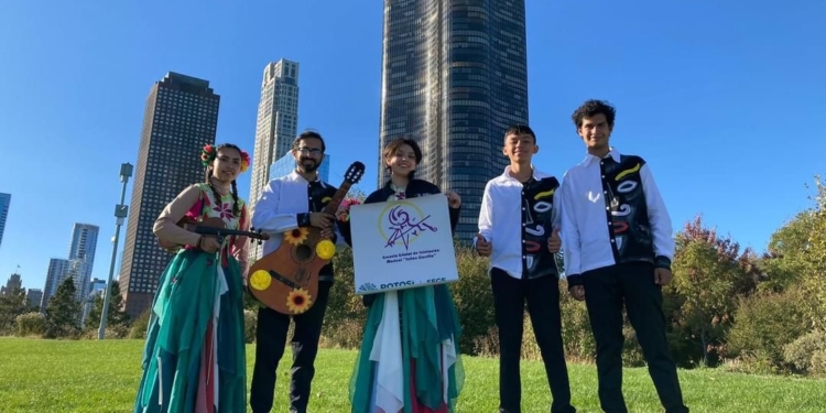 ENSAMBLE MUSICAL DE ESCUELA POTOSINA VIBRA EN EL FESTIVAL XANTOLO EN CHICAGO