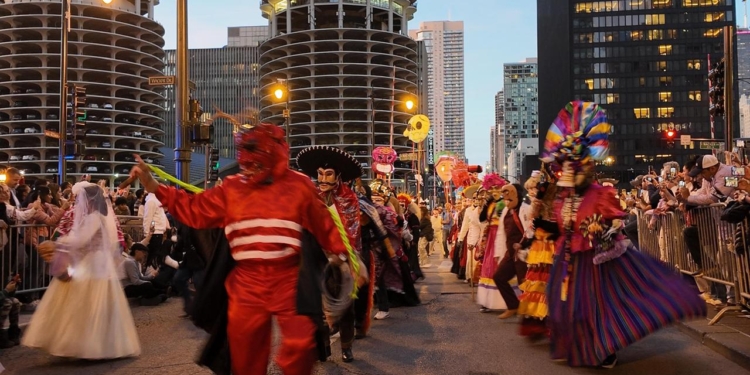 XANTOLO PRESENTE EN DESFILE ARTS IN THE DARK EN CHICAGO