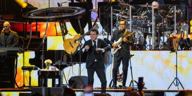 LUIS MIGUEL ENCIENDE LA ARENA POTOSÍ CON SUS MÁS GRANDES ÉXITOS