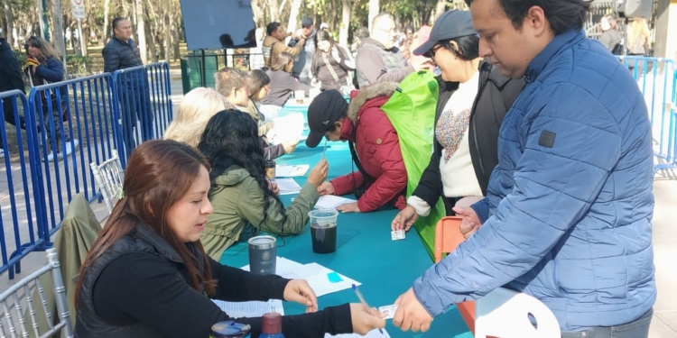 FANS DE LUIS MIGUEL FORMAN LARGAS FILAS PARA OBTENER LOS ÚLTIMOS BOLETOS