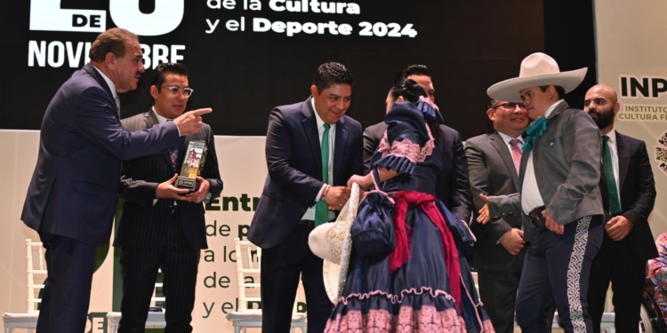 RICARDO GALLARDO ENTREGA PREMIOS CULTURALES Y DEPORTIVOS 20 DE NOVIEMBRE