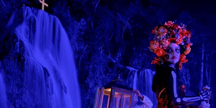 FIESTA DE LUZ EN CASCADAS DE TAMASOPO CAUTIVA A VISITANTES