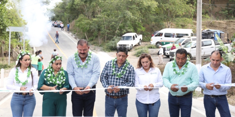 RICARDO GALLARDO CONSTRUYE MÁS CAMINOS EN SAN MARTÍN CHALCHICUAUTLA