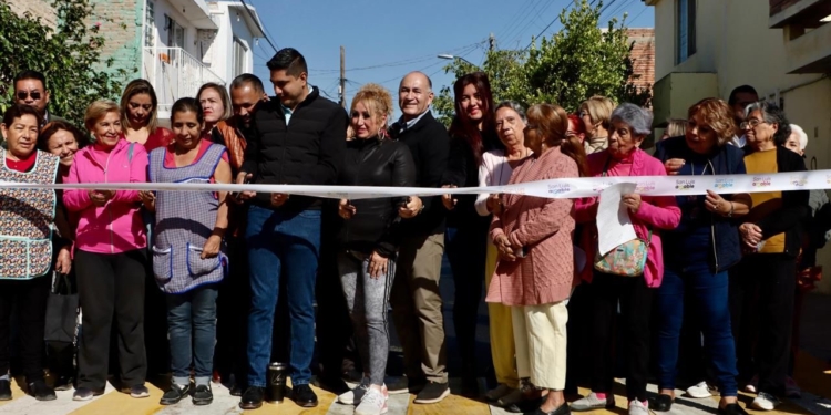 Alcalde Galindo entrega rehabilitación de la calle Antonio Villaseñor; vecinos reconocen la regeneración de San Luis Capital