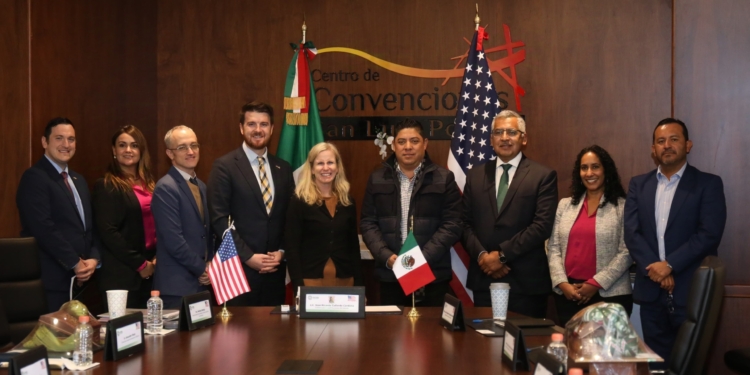 RECIBE RICARDO GALLARDO A CÓNSUL DE ESTADOS UNIDOS