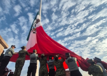 El Comandante de la Guardia Civil Estatal, Jesús Juárez Hernández, estuvo presente en la ceremonia de Izamiento de la Bandera Monumental