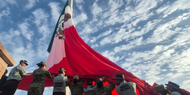 El Comandante de la Guardia Civil Estatal, Jesús Juárez Hernández, estuvo presente en la ceremonia de Izamiento de la Bandera Monumental