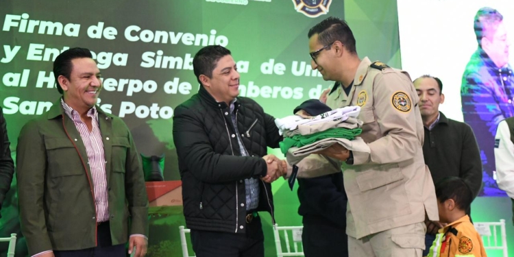 LLEVA RICARDO GALLARDO MÁS APOYO A BOMBEROS Y SUS FAMILIARES