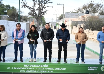 RICARDO GALLARDO ENTREGA RENOVADA CALLE EN CEDRAL
