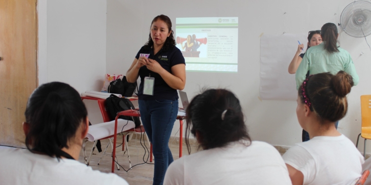 GOBIERNO ESTATAL ENTREGA A MUJERES, APOYOS DONADOS POR LA SOCIEDAD CIVIL 