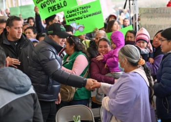CERRITENSES AGRADECEN A RICARDO GALLARDO POR OBRA CARRETERA •	Las y los habitantes de Cerritos, reciben más apoyo con una vía segura, digna y funcional   Las familias Cerritenses agradecieron al Gobernador del Estado, Ricardo Gallardo Cardona, por la inauguración de la primera etapa y el arranque de la segunda del camino Cerritos-San Pedro de los Hernández, que lleva más apoyo a las y los habitantes de la región, con un camino carretero que les garantiza traslados más ágiles, cómodos y seguros hacia otras comunidades.  Justino De León, dijo que, gracias al Mandatario Estatal, transitar en esta vialidad será más seguro y confiable, tras resaltar que el nuevo camino quedó excelente y en buenas condiciones que permitirá trasladarse a otras comunidades más rápido y eficaz, a diferencia del pasado que por las malas condiciones era muy tardado.  La obra beneficiará la movilidad de trabajadores, estudiantes y visitantes, dijo José Hernández, “es un camino de gran necesidad e importancia para las y los habitantes de diversas comunidades, esta vía se complicaba transitar en temporadas de lluvias, pero ahora gracias al Gobernador ya no será difícil”. Por último, Fernando De León, agradeció al Gobernador Ricardo Gallardo, por cumplir sus compromisos con las y los Cerritenses, y comentó que ahora realizarán sus actividades con mayor comodidad, al criticar que durante mucho tiempo se batalló con el camino que se encontraba en malas condiciones, y que ningún presidente municipal o Gobernador hacía algo para mejorarlo, “hasta ahora, el camino sin duda unirá a las familias de diversos pueblos”, finalizó.