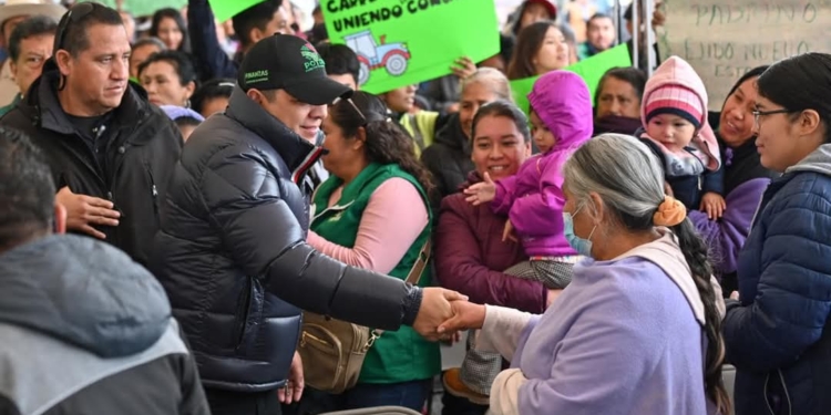 CERRITENSES AGRADECEN A RICARDO GALLARDO POR OBRA CARRETERA •	Las y los habitantes de Cerritos, reciben más apoyo con una vía segura, digna y funcional   Las familias Cerritenses agradecieron al Gobernador del Estado, Ricardo Gallardo Cardona, por la inauguración de la primera etapa y el arranque de la segunda del camino Cerritos-San Pedro de los Hernández, que lleva más apoyo a las y los habitantes de la región, con un camino carretero que les garantiza traslados más ágiles, cómodos y seguros hacia otras comunidades.  Justino De León, dijo que, gracias al Mandatario Estatal, transitar en esta vialidad será más seguro y confiable, tras resaltar que el nuevo camino quedó excelente y en buenas condiciones que permitirá trasladarse a otras comunidades más rápido y eficaz, a diferencia del pasado que por las malas condiciones era muy tardado.  La obra beneficiará la movilidad de trabajadores, estudiantes y visitantes, dijo José Hernández, “es un camino de gran necesidad e importancia para las y los habitantes de diversas comunidades, esta vía se complicaba transitar en temporadas de lluvias, pero ahora gracias al Gobernador ya no será difícil”. Por último, Fernando De León, agradeció al Gobernador Ricardo Gallardo, por cumplir sus compromisos con las y los Cerritenses, y comentó que ahora realizarán sus actividades con mayor comodidad, al criticar que durante mucho tiempo se batalló con el camino que se encontraba en malas condiciones, y que ningún presidente municipal o Gobernador hacía algo para mejorarlo, “hasta ahora, el camino sin duda unirá a las familias de diversos pueblos”, finalizó.