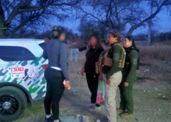 POLICÍAS DE GUARDIA CIVIL ESTATAL AUXILIAN A MUJER ORIGINARIA DEL ESTADO DE MÉXICO TRAS ACCIDENTE DE TRÁNSITO 