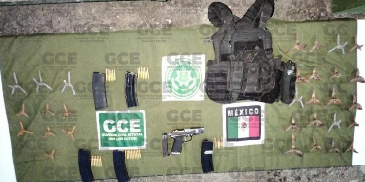 GUARDIA CIVIL ESTATAL ASEGURA PARQUE VEHÍCULAR, “PONCHA LLANTAS” Y ARMAS DE FUEGO TRAS PERSECUCIÓN A DELINCUENTES