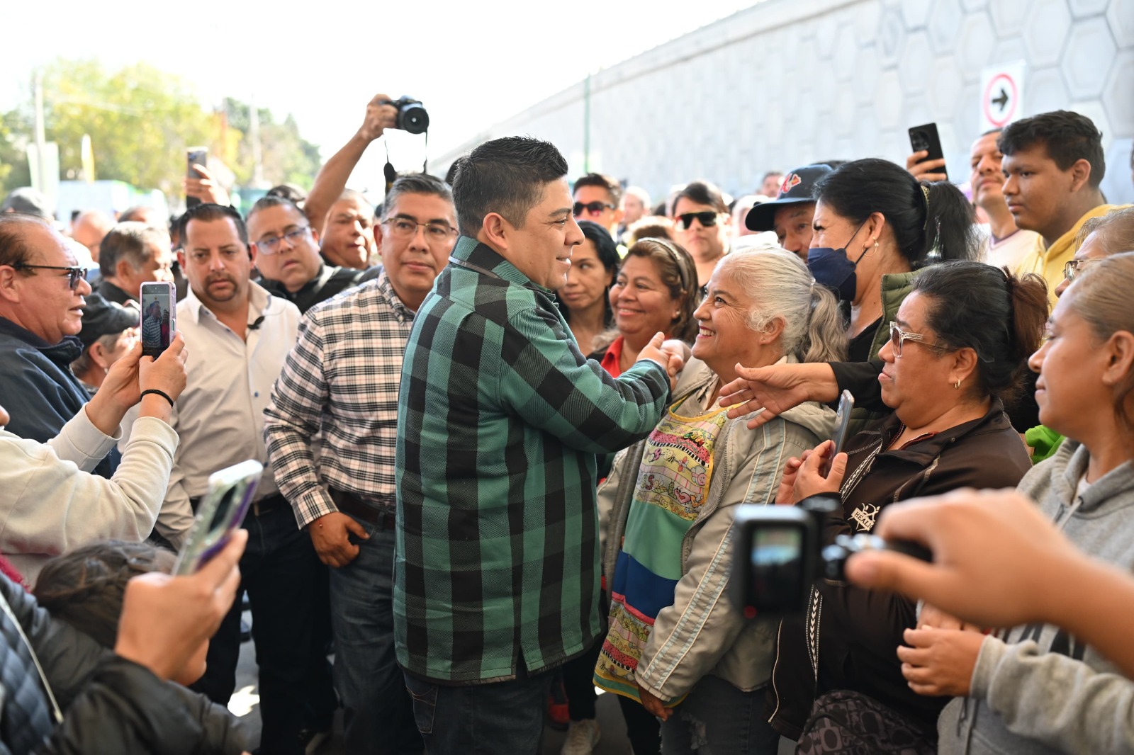 RICARDO GALLARDO RESCATA LATERAL DEL BULEVAR VALLE DE LOS FANTASMAS