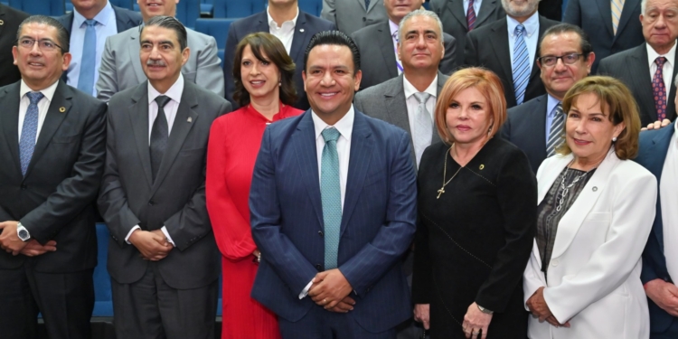 EJECUTIVO ESTATAL TOMÓ PROTESTA A NUEVA MESA DIRECTIVA DE CANACINTRA